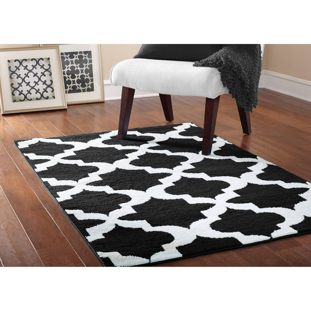 Quatrefoil Black/White 45"x66" Geometric Indoor Area Rug